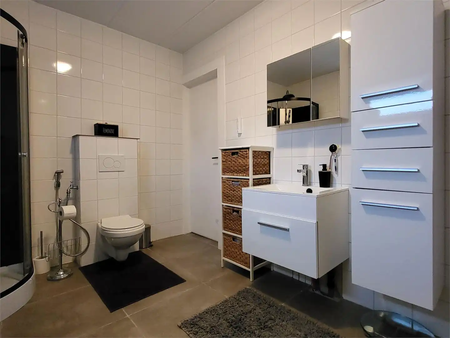 In het landelijke Roborst, een deelgemeente van Zwalm in de prachtige Vlaamse Ardennen, bevindt zich deze ruime en volledig gerenoveerde woning op een perceel van 1.143 m². foto 21