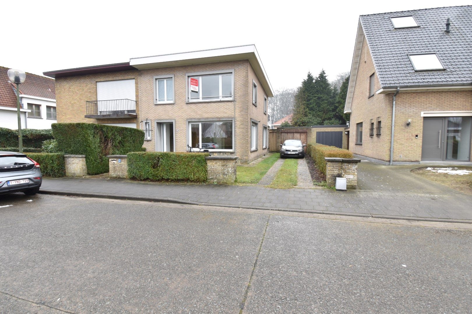 Half-open woning met 3 slaapkamers tuin en garage  foto {{pictureIndex}}