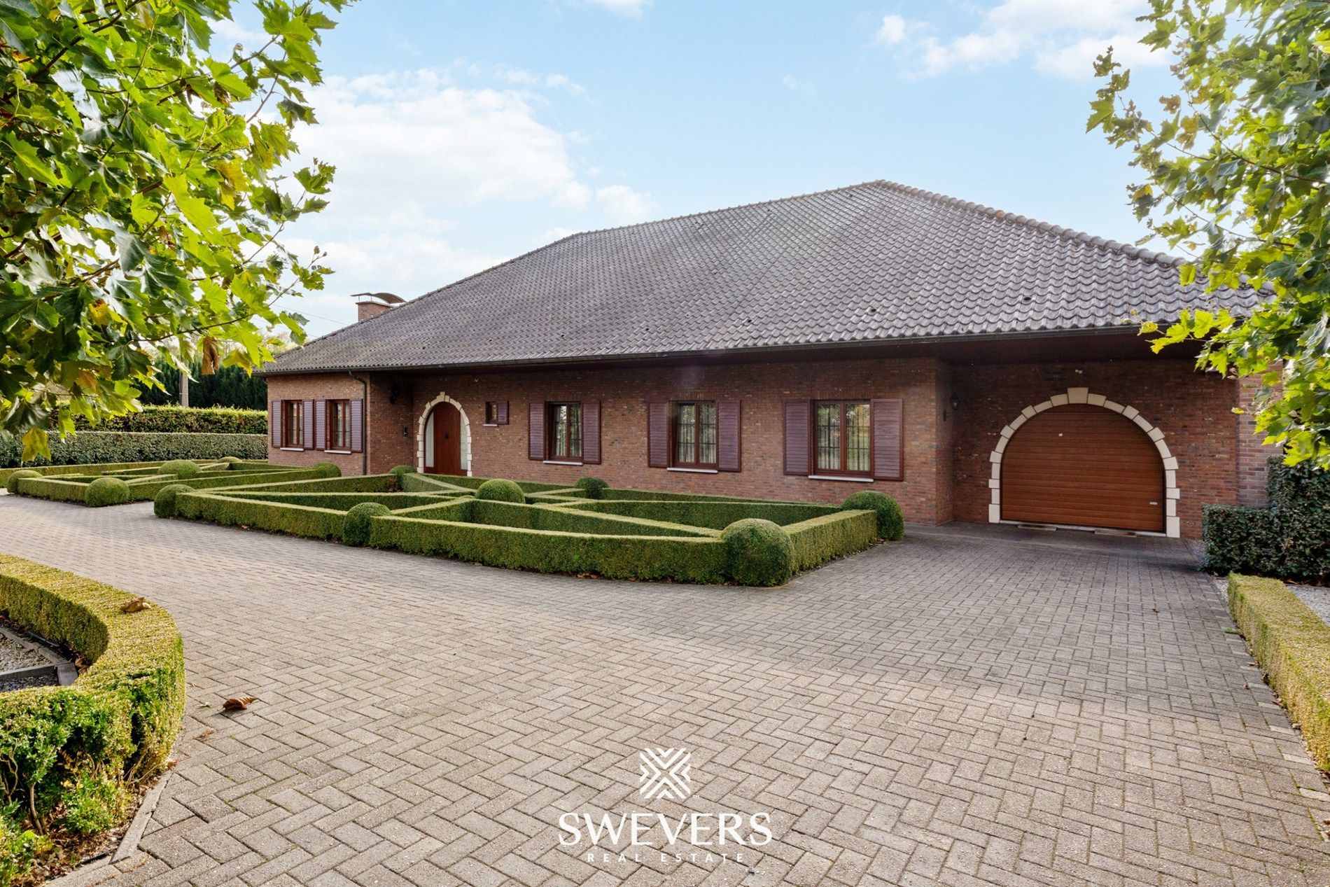 Villa met 395m² woonruimte op 48a zuidgericht perceel foto {{pictureIndex}}