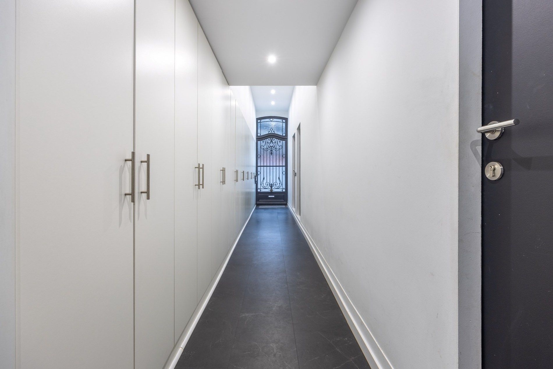 GOED GELEGEN MAGAZIJN MET SHOWROOM foto 10