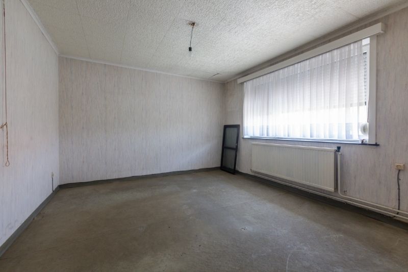 Rustig gelegen, ruime te renoveren woning met 4 slaapkamers, tuin en garage op 262m2 . foto 6