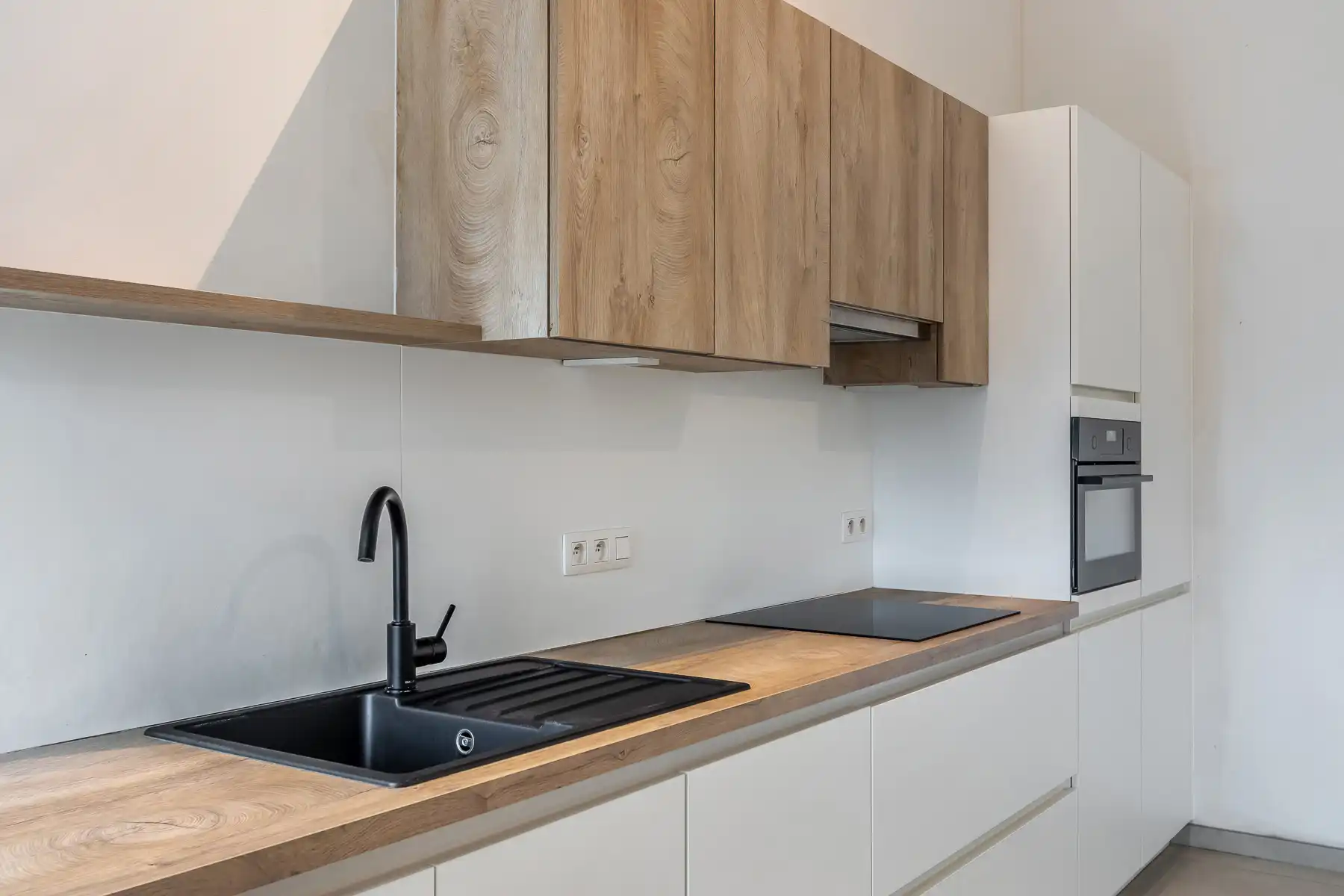 Recent 1-slaapkamer appartement, terras en autostaanplaats foto 7