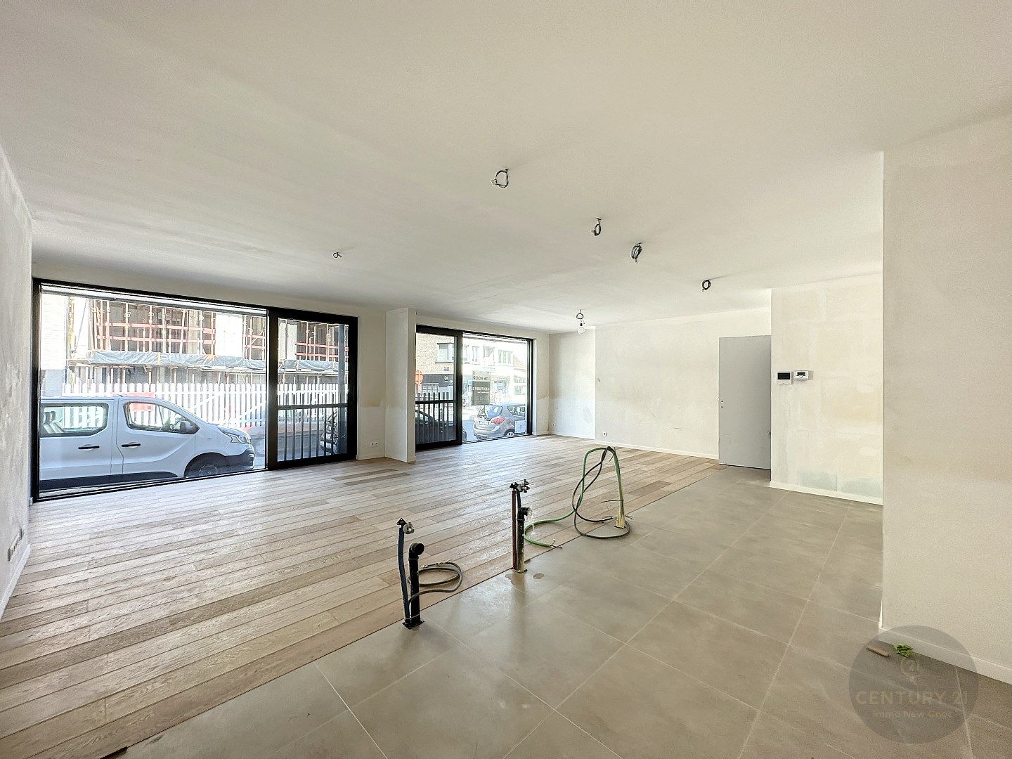 NIEUW en ZEER RUIM gelijkvloersappartement foto {{pictureIndex}}