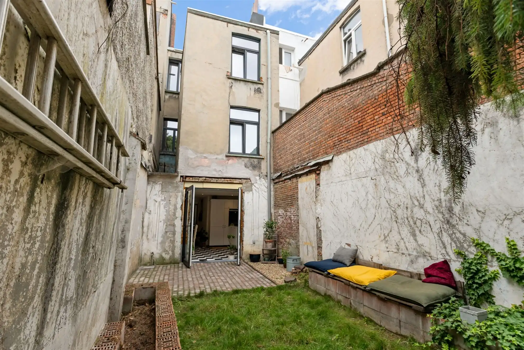 Huis met 5 slaapkamers en tuin, verder af te werken naar eigen smaak. foto 6