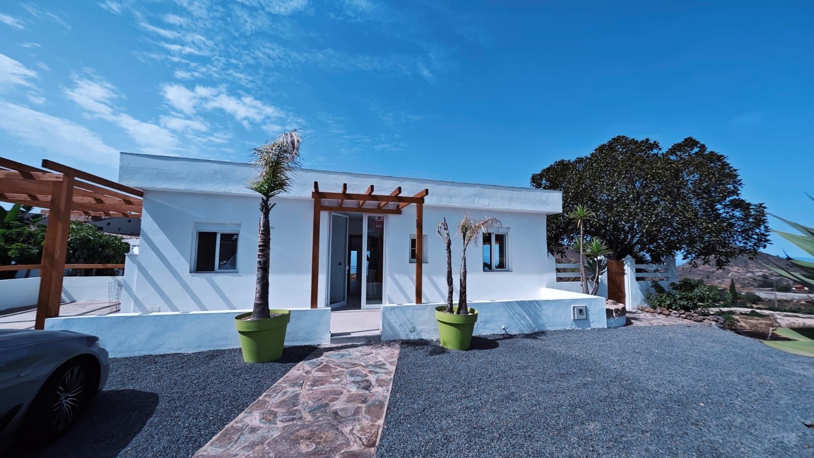Ruime woning op toplocatie! foto 3