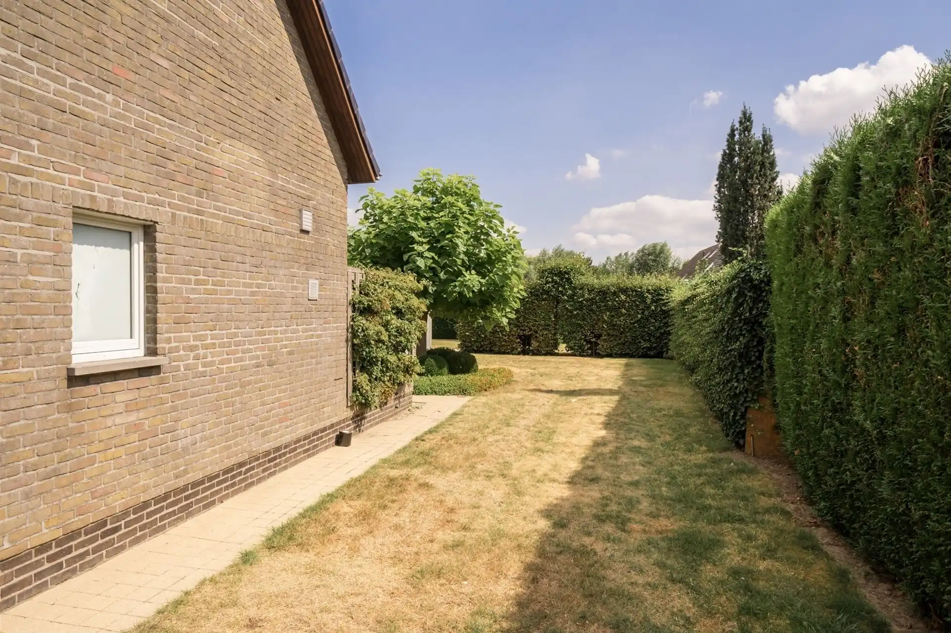 Ruime halfopen bebouwing  met 5 slaapkamers, tuin en garage. foto 25
