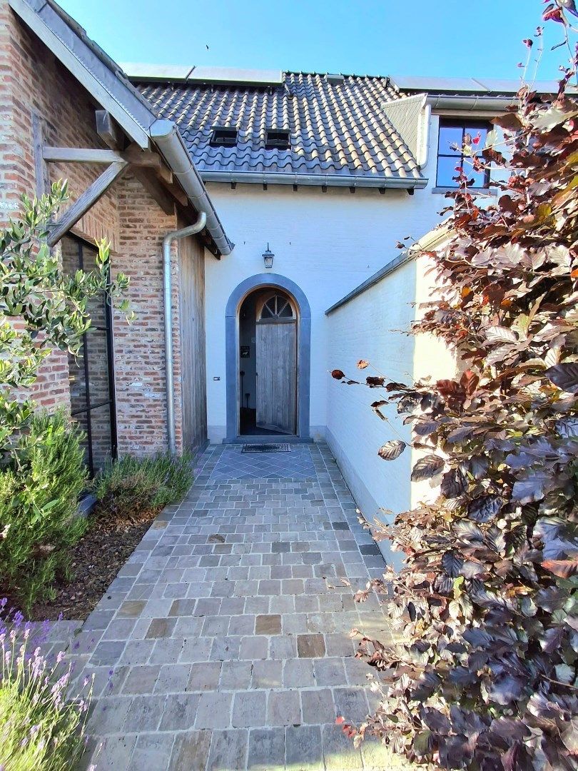 RECENTE, RUIME WONING IN LANDELIJKE STIJL MET DRIE SLAAPKAMERS EN TUIN foto 3