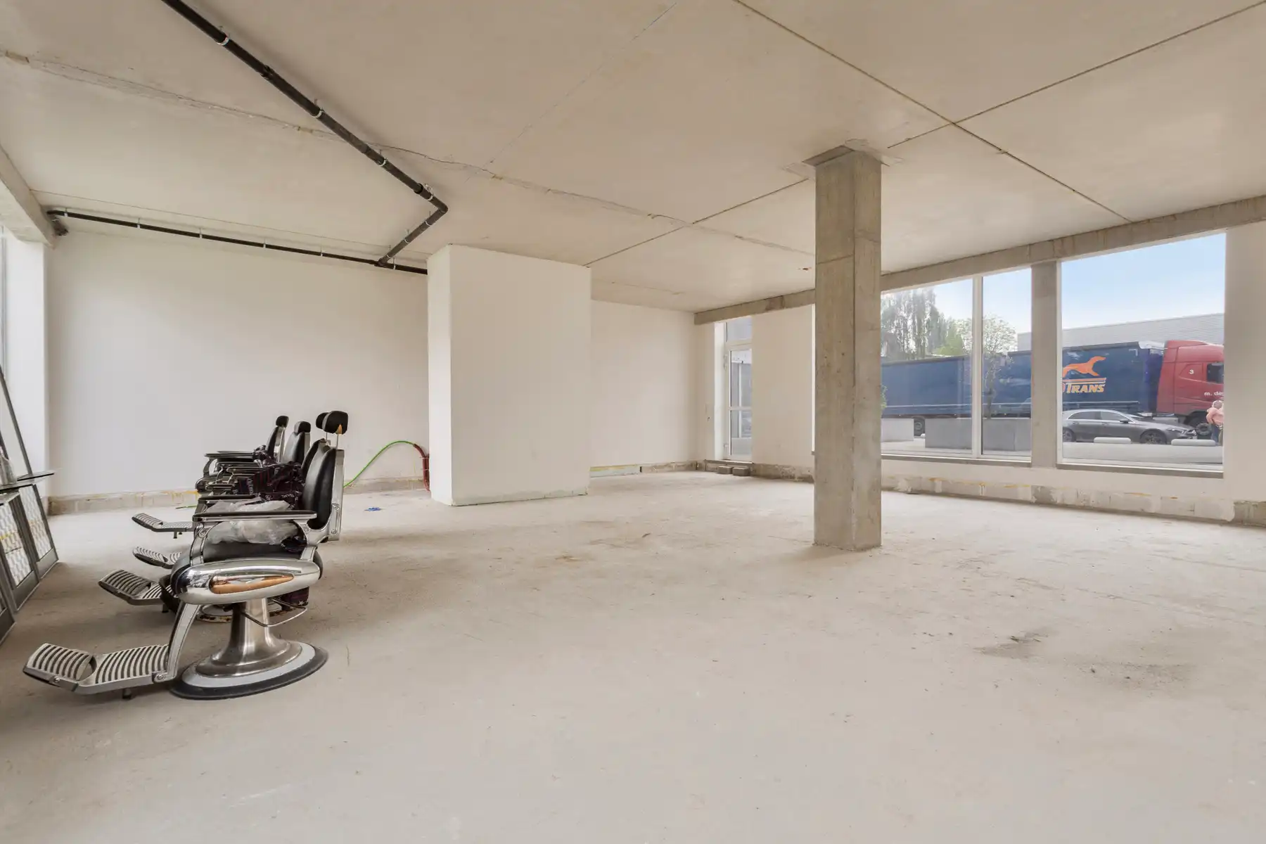 Nieuwbouw commercieel gelijkvloers met grote raampartijen foto 2