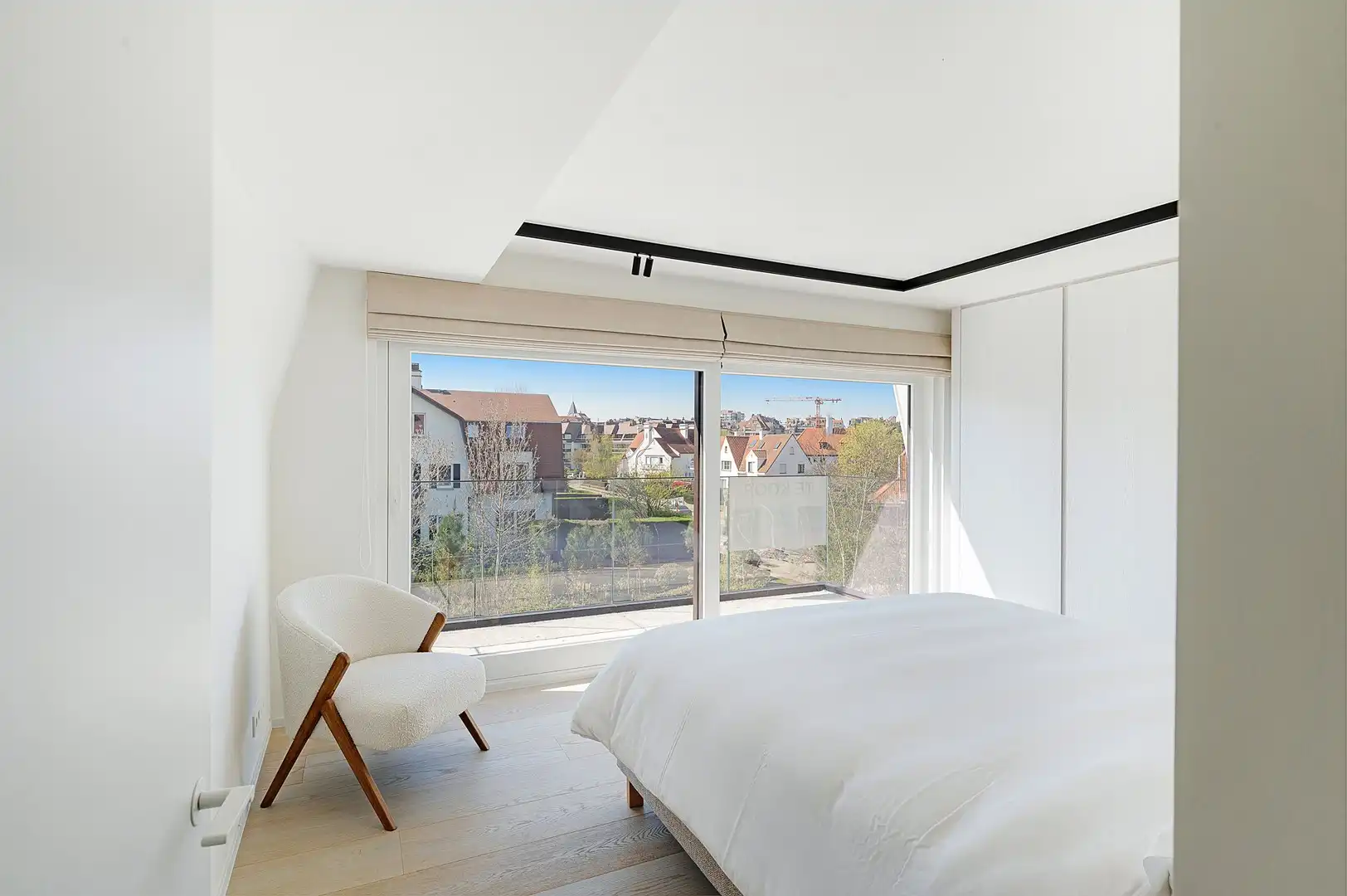 Zonnig gerenoveerd appartement met zuidwest gericht terras en open zicht op wandelafstand van het strand in hartje Zoute. foto 13