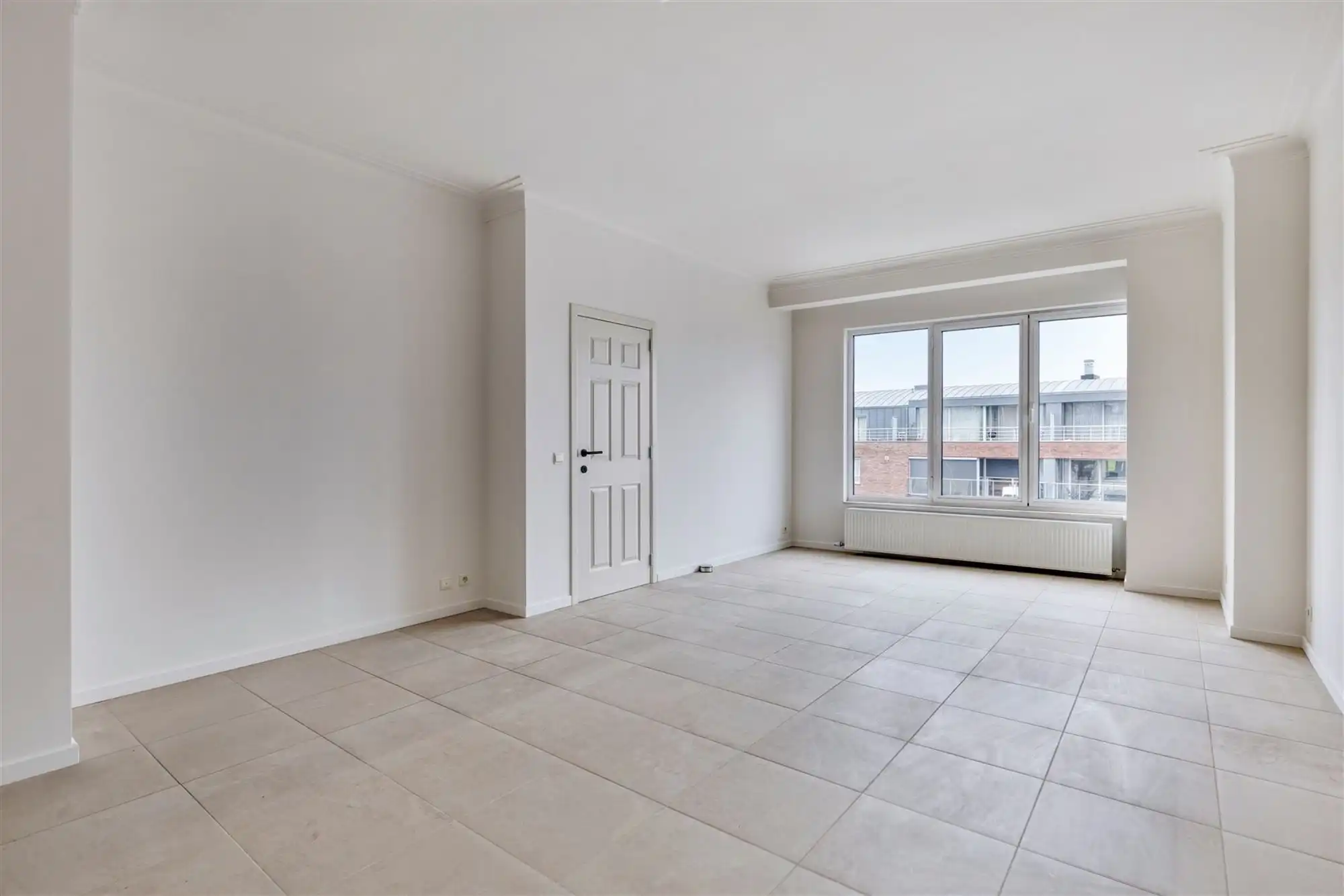 Lichtrijk appartement met terras vlakbij Harmoniepark foto 2