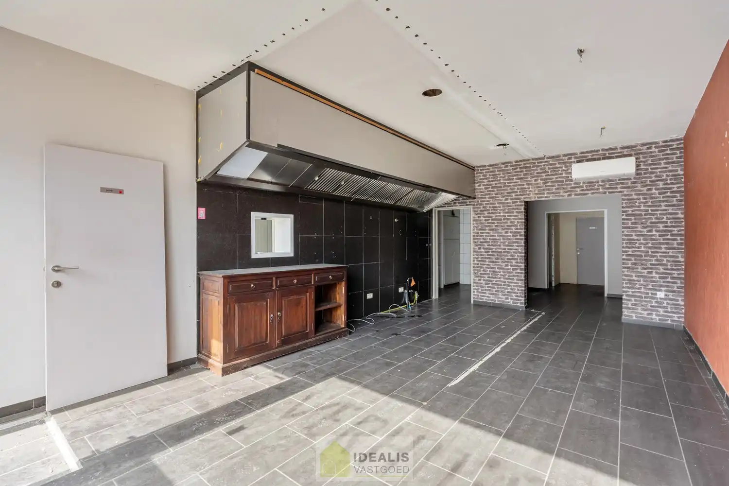 IDEALIS VASTGOED -  INVESTERINGSEIGENDOM BESTAANDE UIT 2 GELIJKVLOERSE HANDELSPANDEN EN 5 BOVENLIGGENDE APPARTEMENTEN IN HET CENTRUM VAN PELT! – te renoveren investeringseigendom op een toplocatie in Pelt (Neerpelt). Gelijkvloers 2 handelspanden, op de 1ste verdieping een 3 slpk.-appartement, 2de verdieping een 3 slpk.-appartement en een 1 slpk.-appartement en op de 3de verdieping een 3 slpk.-appartement en een 1 slpk.-appartement. Geschikt voor zij die zoeken naar een interessante investering in het centrum van Pelt. foto 5