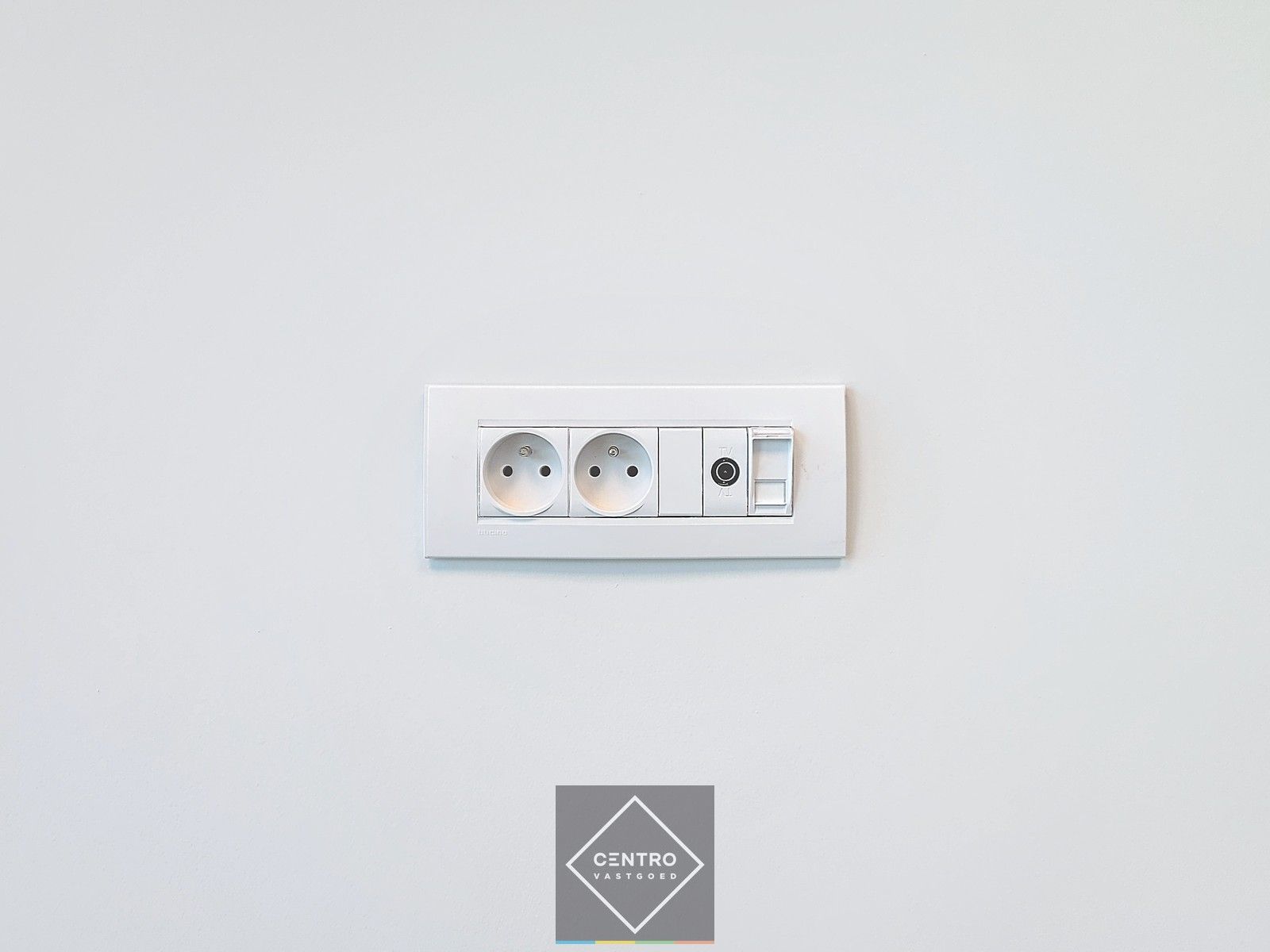 Splinternieuwe (° 2023) PLUG & PLAY kantoorruimte (38m²) met alle randaccommodatie te Oostende (naast de afrit "Zandvoorde". foto 4