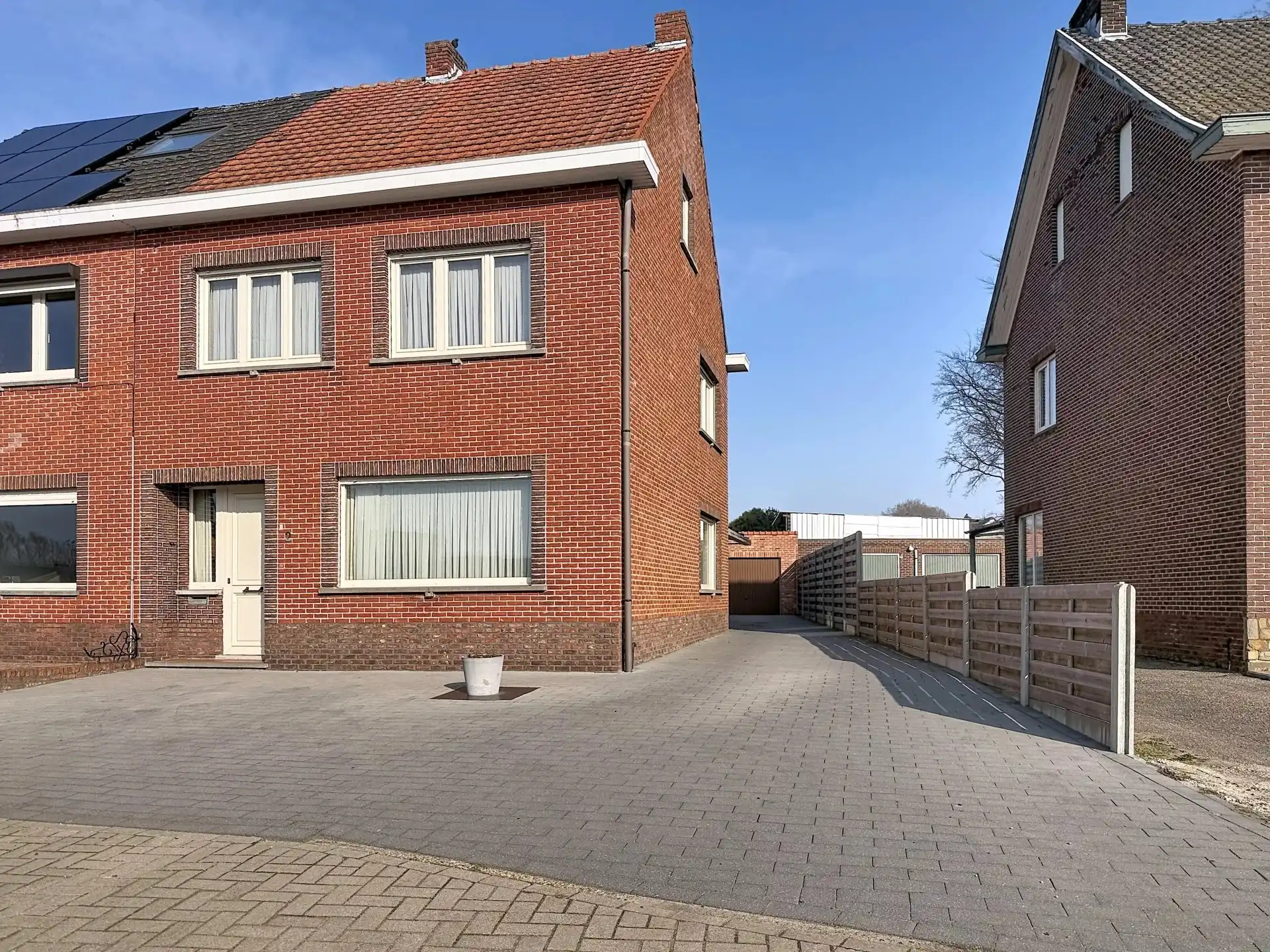 Hoofdfoto van de publicatie: Halfopen bebouwing met 3 slaapkamers en een ruime tuin.