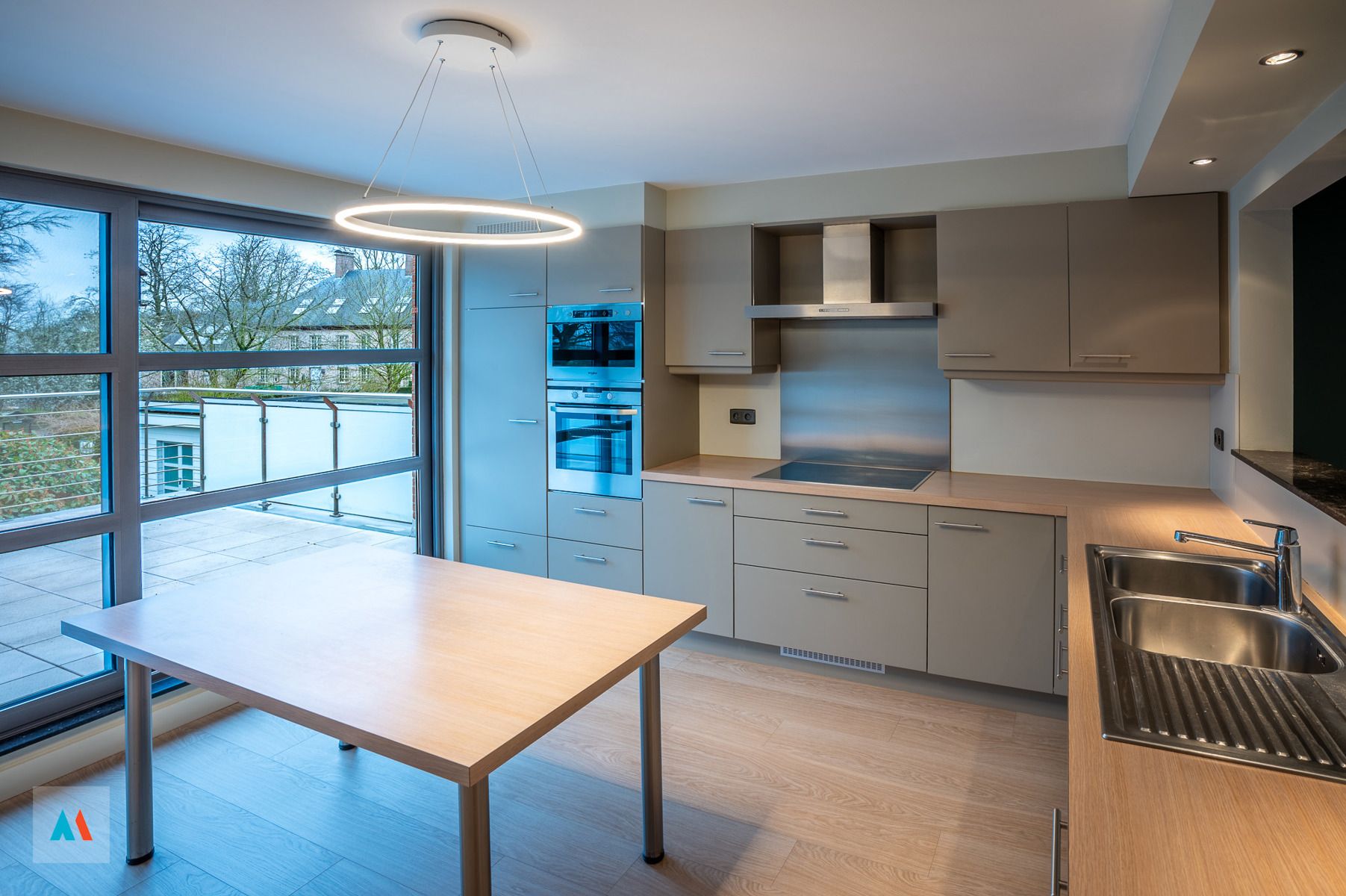 Eéngezinswoning met mooie, aangelegde tuin foto 3