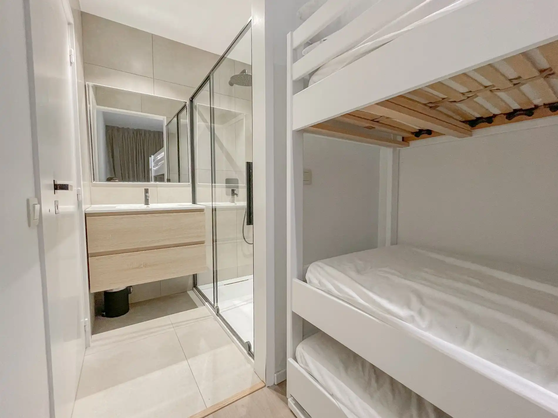 Stijlvol gerenoveerd appartement gelegen op een boogscheut van de zee. foto 16