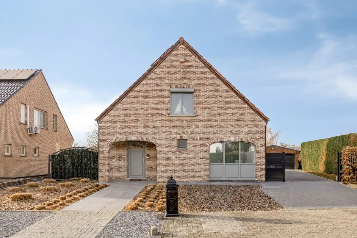 Instapklare villa met 3 slaapkamers, kantoor en garages foto 27