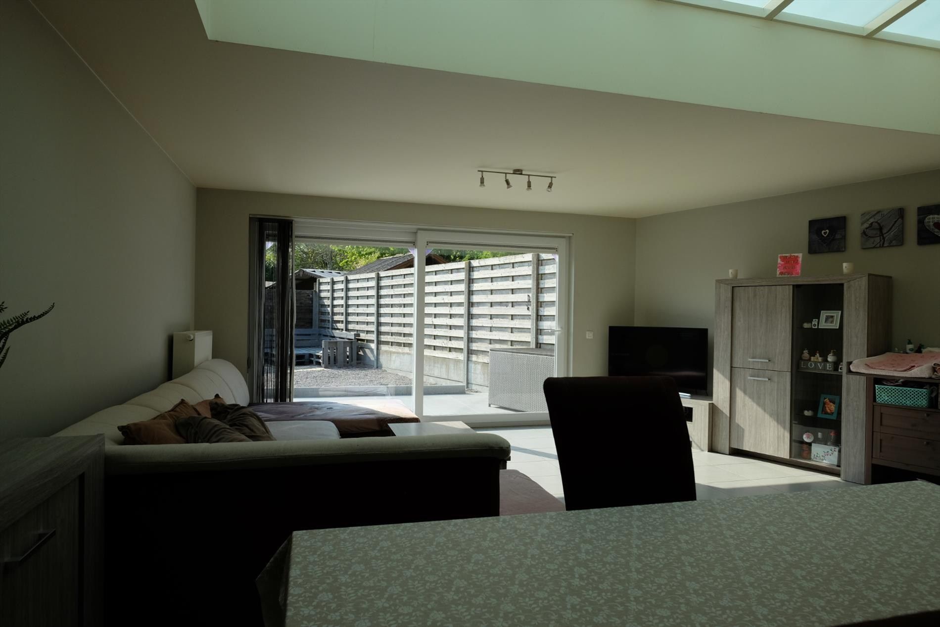 Recente rijwoning met garage foto 2