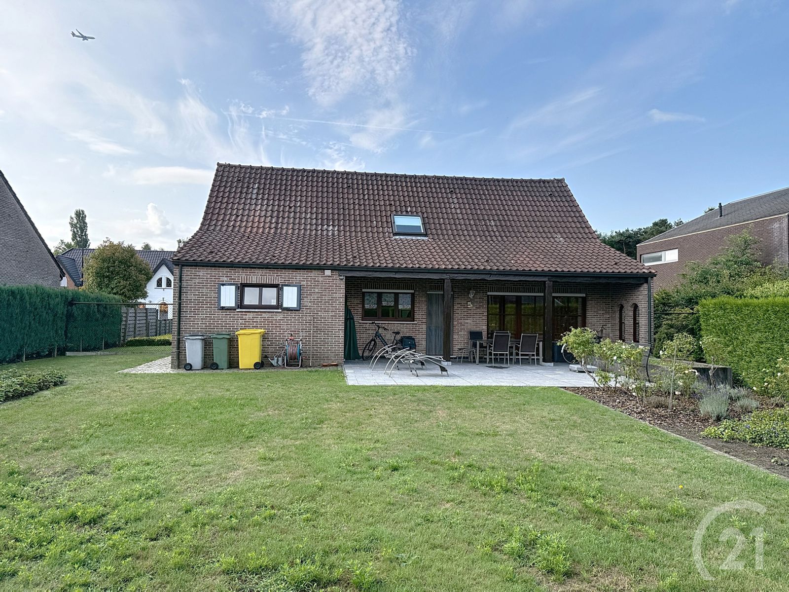 Ruime open bebouwing met vernieuwde keuken en prachtige tuin! foto 26