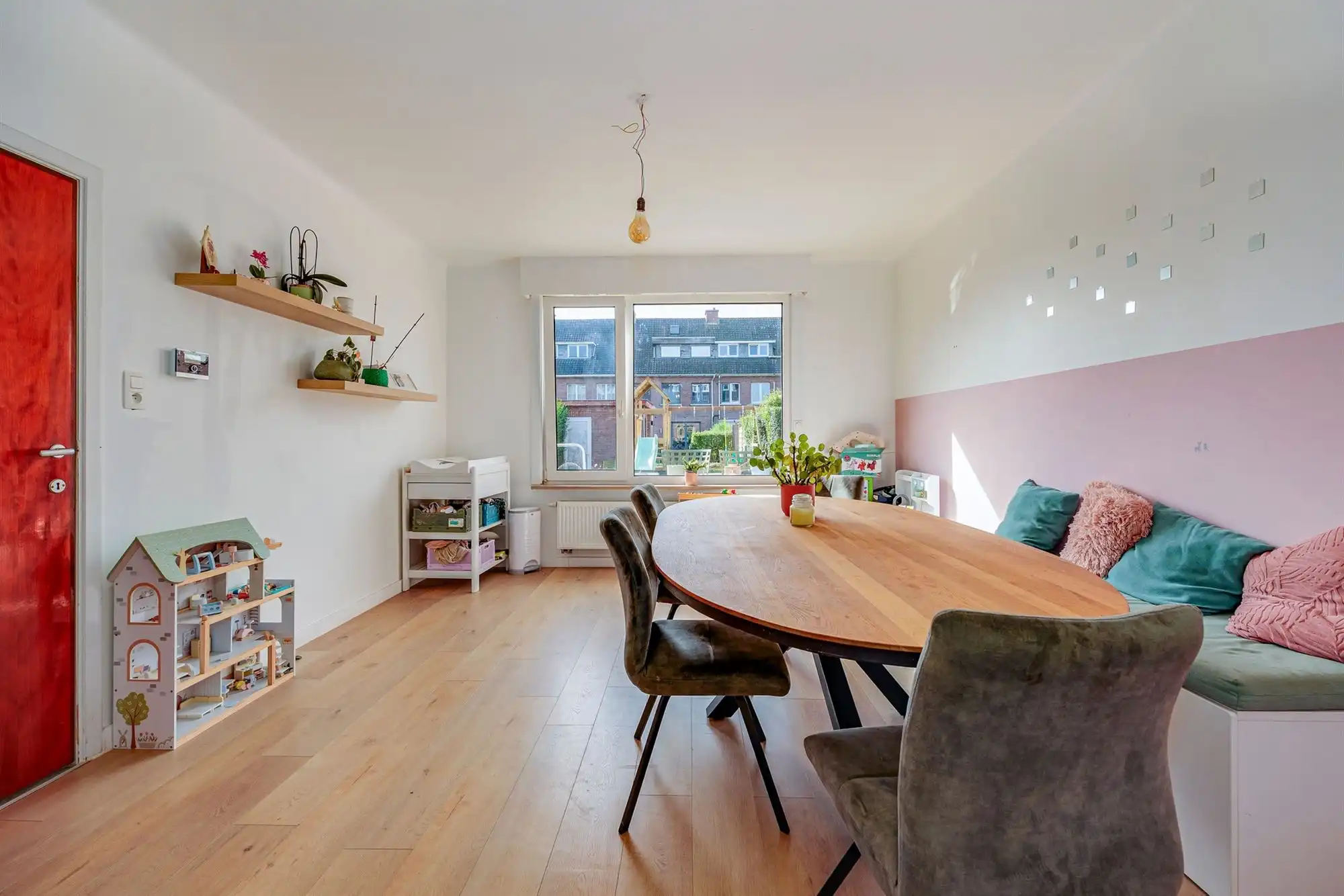 Instapklare woning met 4 (mog 5.) slaapkamers en tuin op rustige locatie!  foto 2