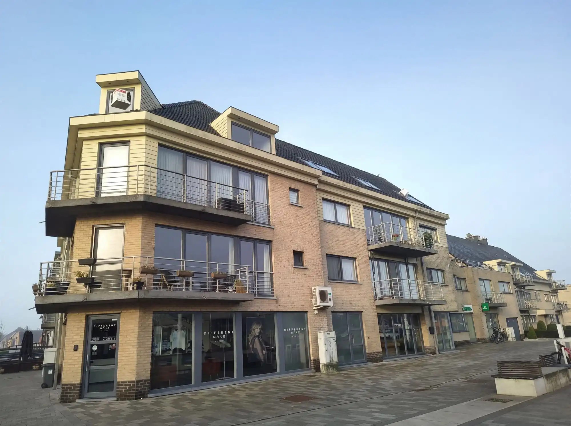 Ruim en lichtrijk dakappartement met 2 slaapkamers en ondergrondse autostaanplaats foto 12