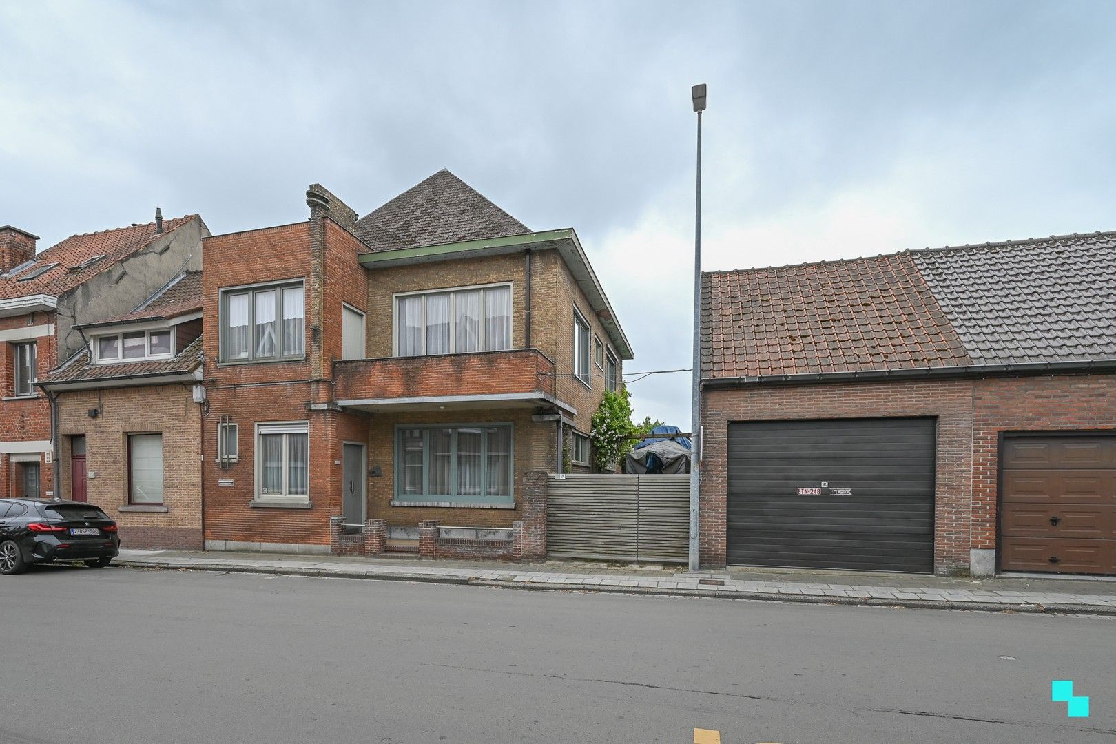 Hoofdfoto van de publicatie: Kleurrijke kubistische burgerwoning in hartje Izegem