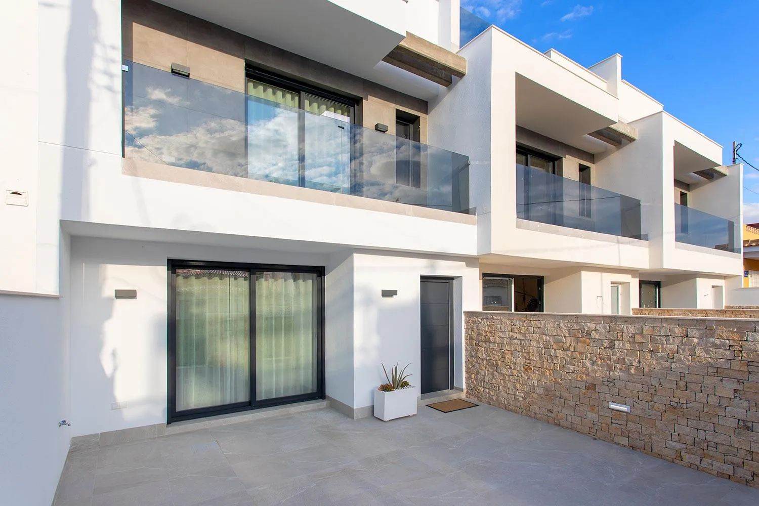 Strak design en strandleven gecombineerd: instapklare luxe woning in hartje Torre de la Horadada foto {{pictureIndex}}
