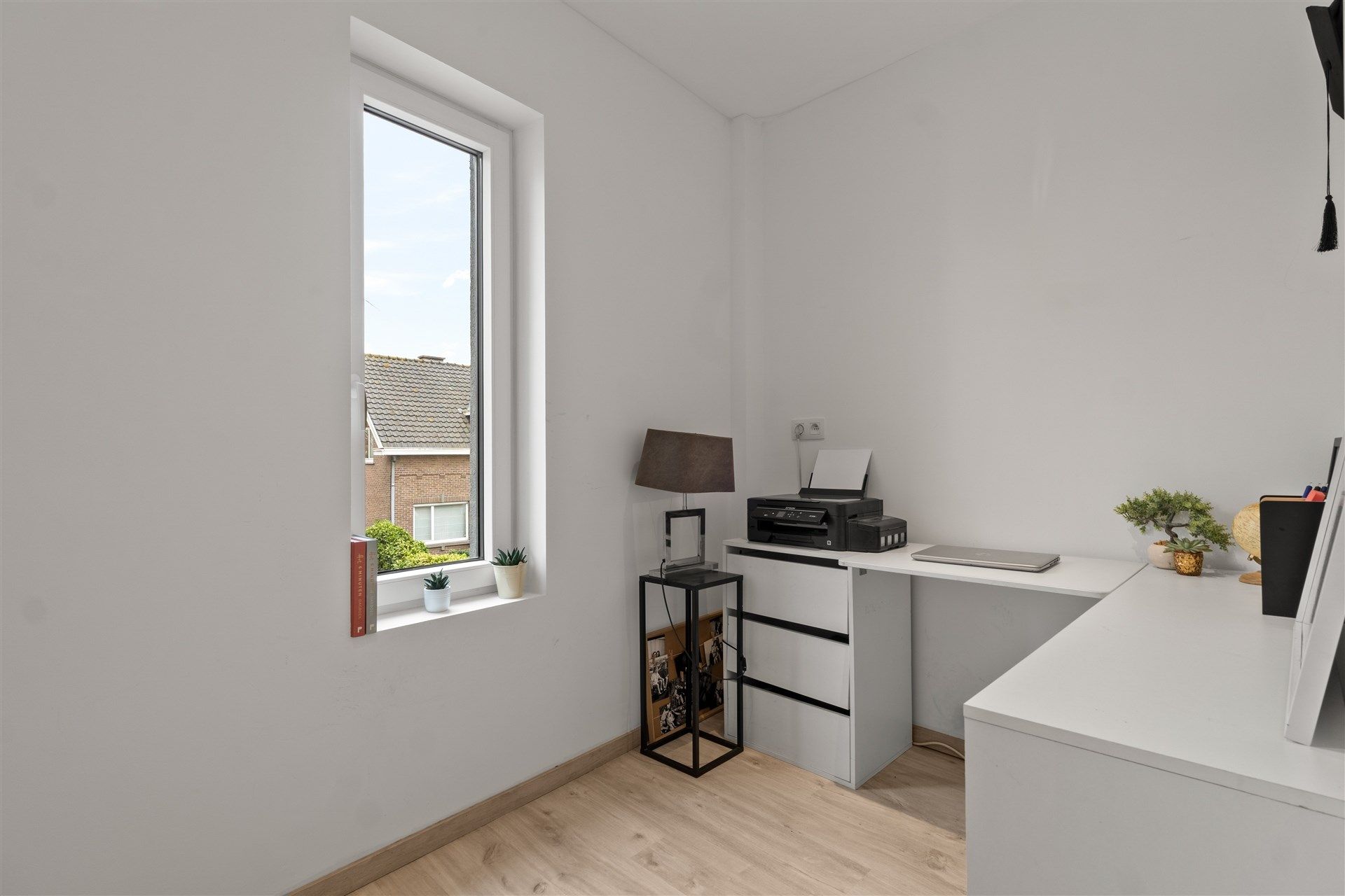 Moderne gezinswoning met 3 slaapkamers en bureau.  foto 14