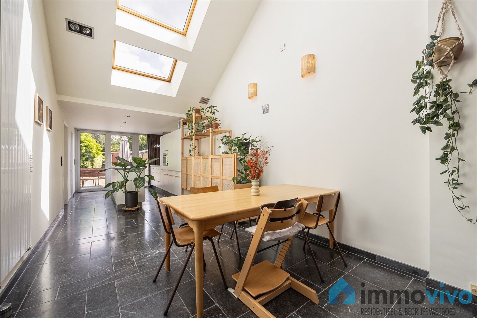 Lichtrijke woning met aangename tuin en garage met oprit foto 3
