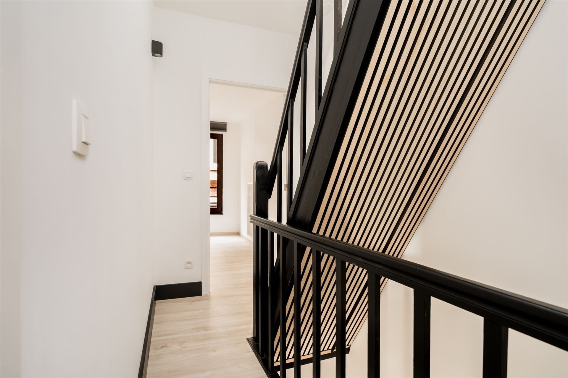 Ruime, volledig gerenoveerde woning met 3 slpk., 2 badk. & koer foto 6