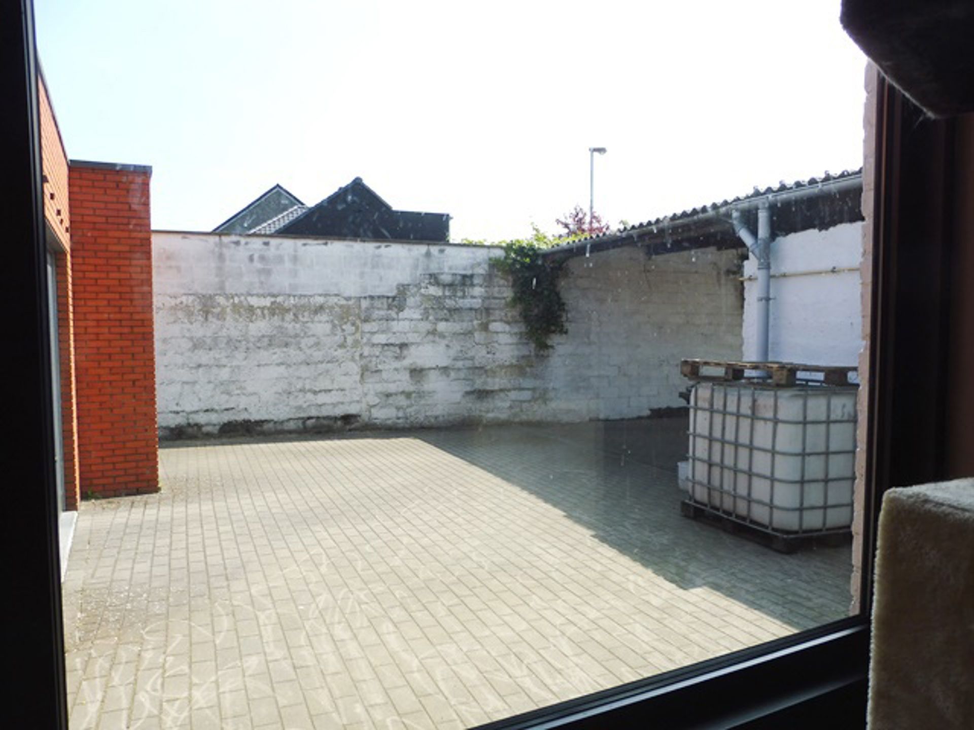 Woning met vier garageboxen op uitstekende locatie foto 10