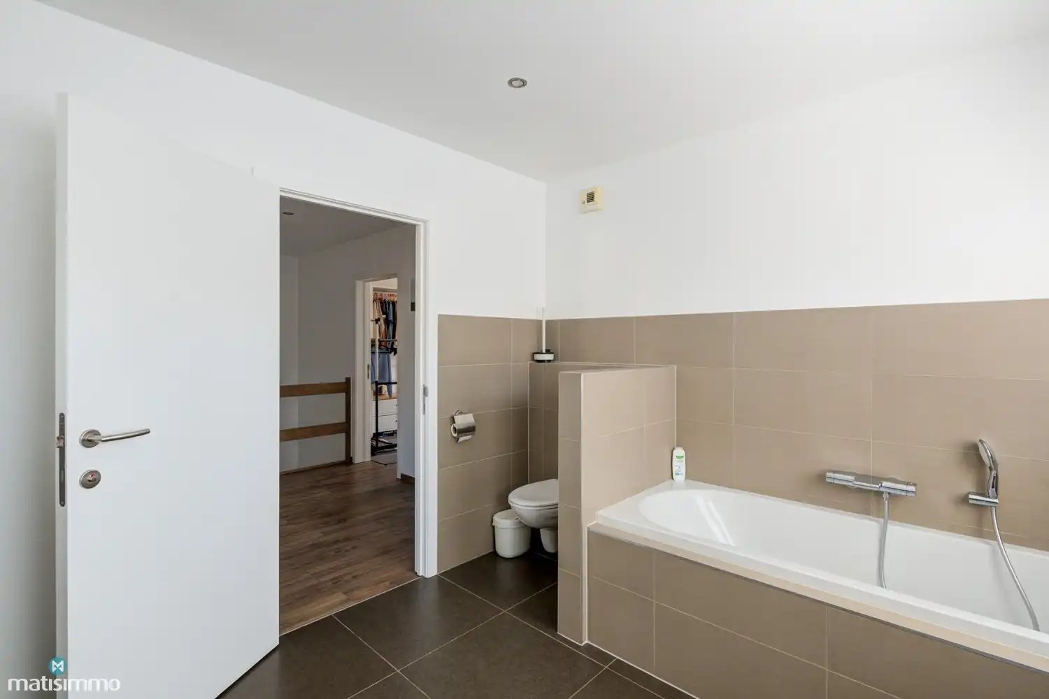 RUIME NIEUWBOUWWONING MET 3 SLAAPKAMERS, TUIN EN CARPORT MET AUTOMATISCHE POORT NABIJ HET CENTRUM VAN BILZEN foto 24