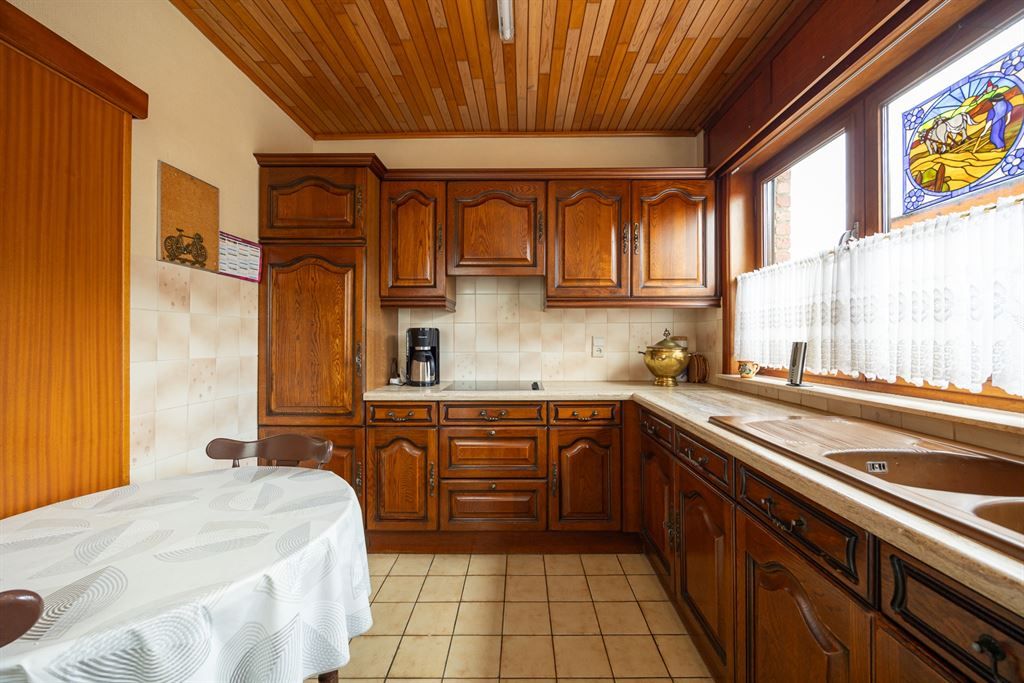Renovatiewoning met 3 slaapkamers op uitstekende locatie foto 6