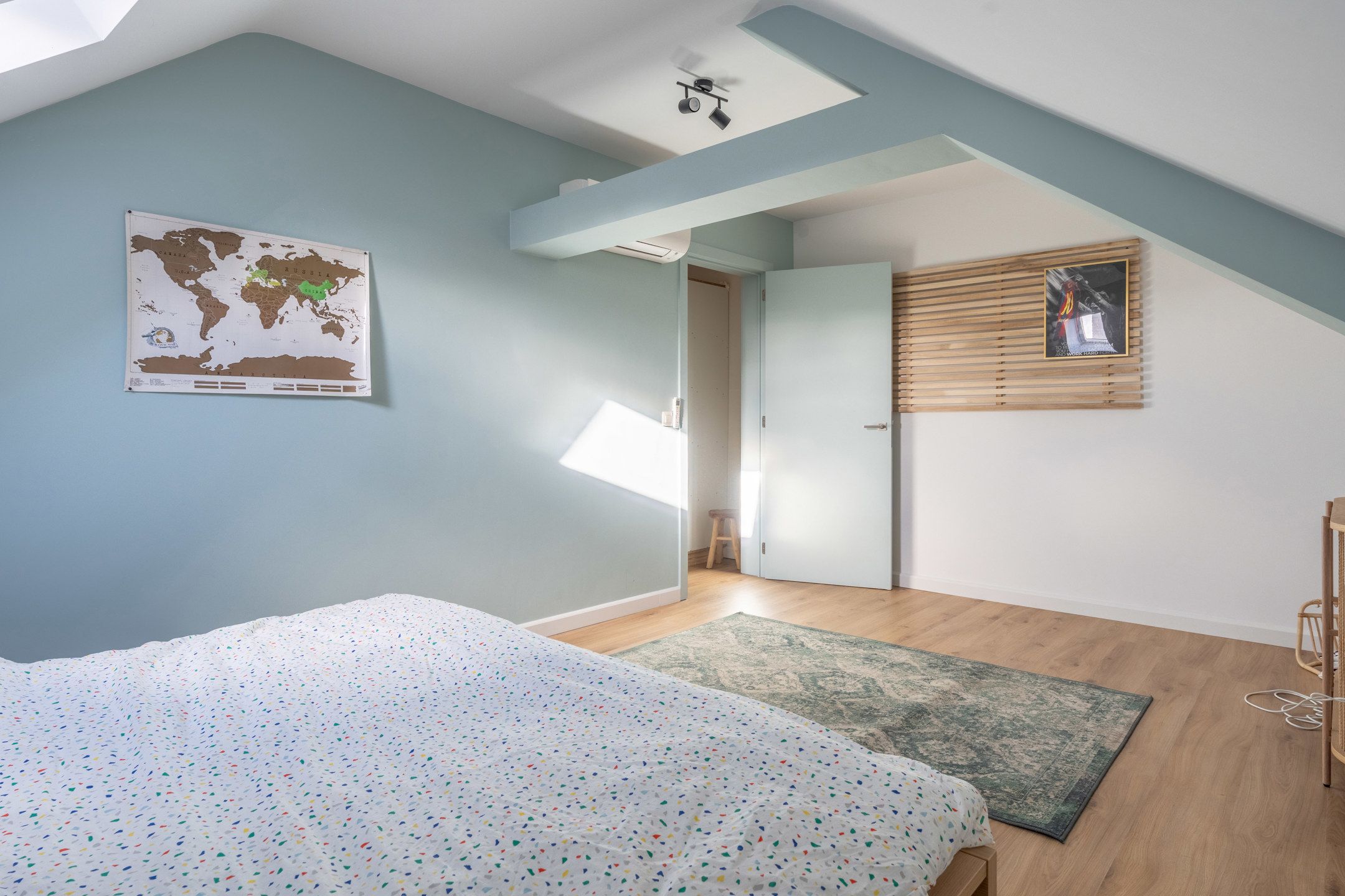 Recent gerenoveerde woning met 4 slpks en zij-ingang! foto 19