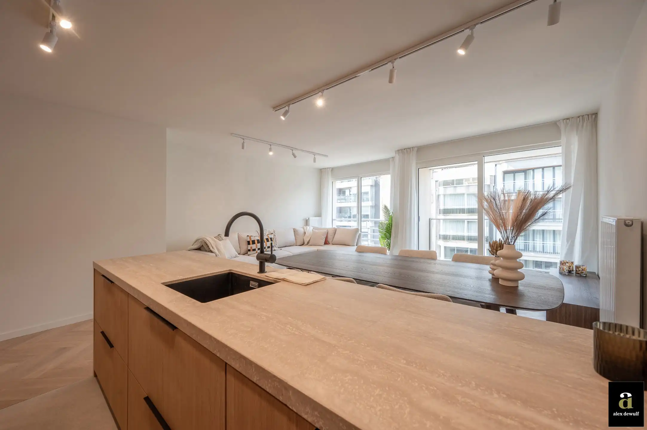 Prachtig gerenoveerd appartement met terras aan de Lippenslaan. foto 6
