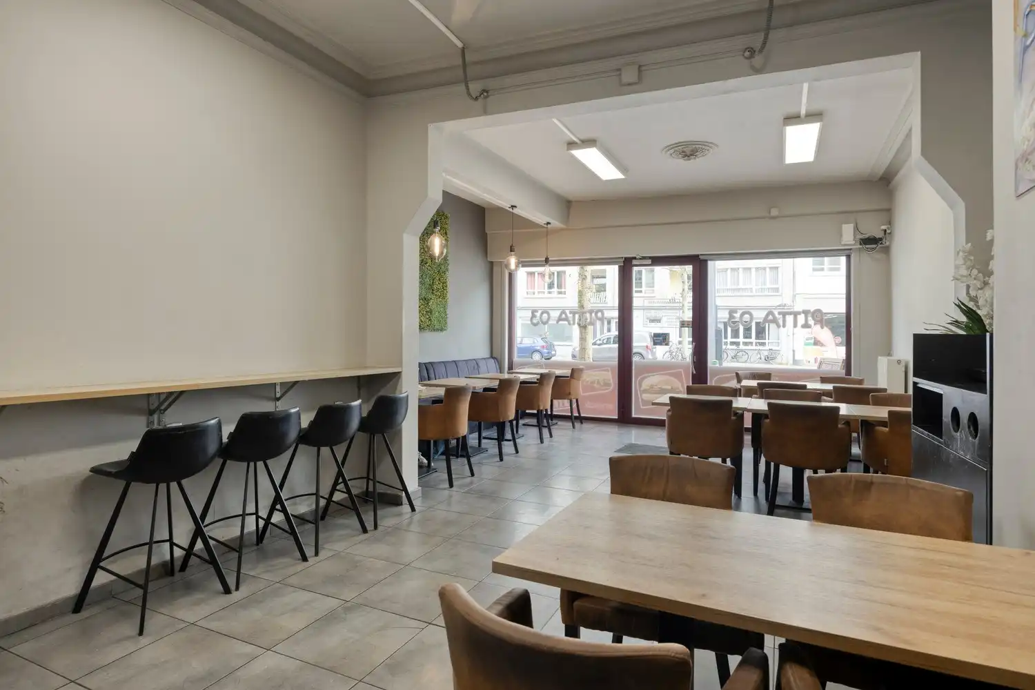 Appartementsgebouw met 1 commerciële ruimte, 2 twee slaapkamer appartementen en 1 studio op wandelafstand van Sint-Pietersstation foto 2