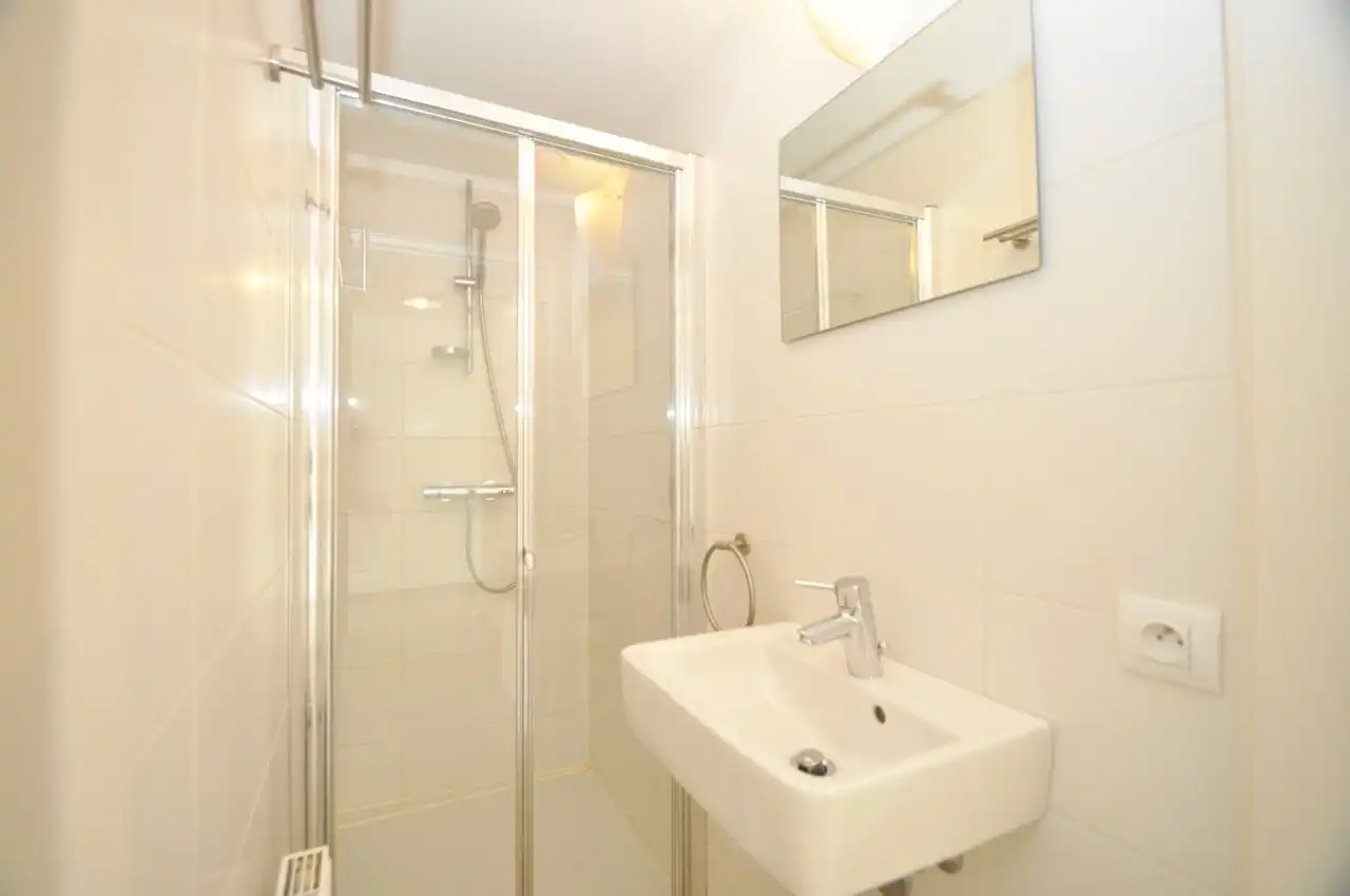 Lichtrijk appartement met twee slaapkamers, centraal gelegen. foto 10