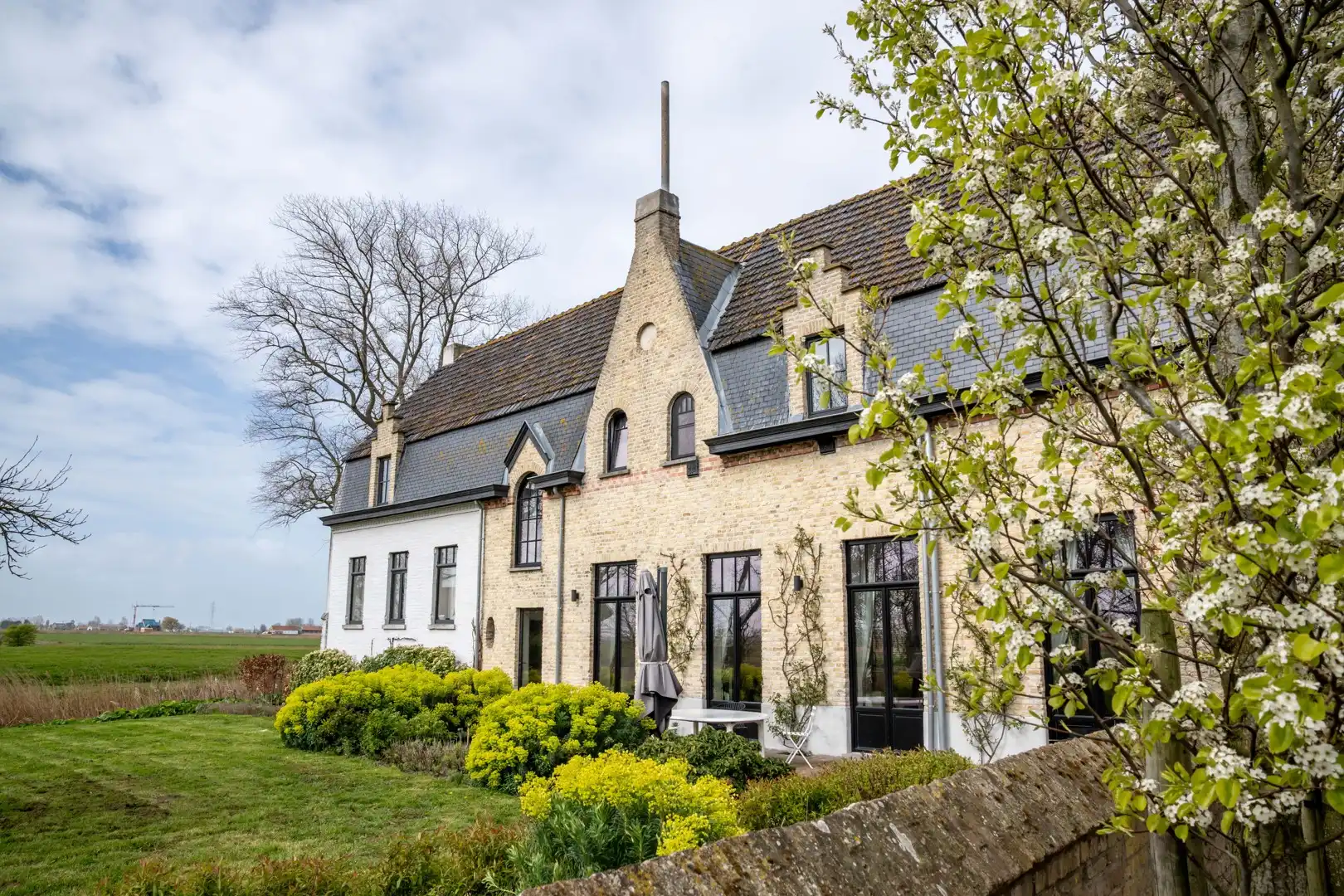 Hoofdfoto van de publicatie: Exclusieve historische herenhoeve 'Groot Noordhof' met 8 vergunde vakantielogies op topligging nabij zee