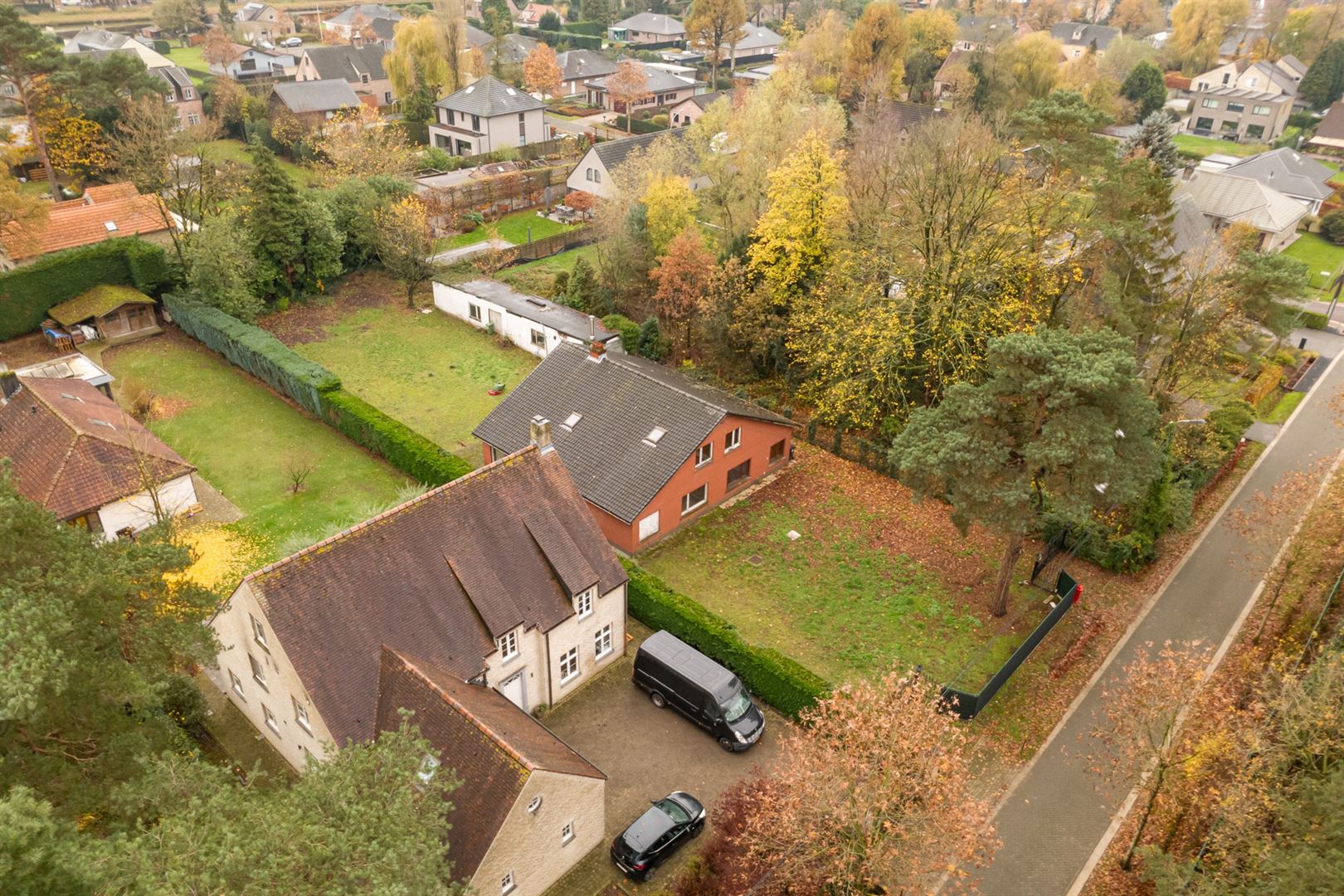 Twee halfopen woningen op royaal perceel van 1.498 m² foto {{pictureIndex}}