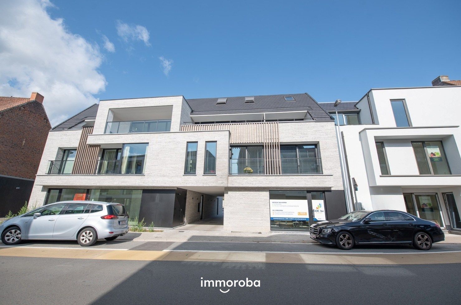 Ruim gelijkvloers nieuwbouwappartement met garage TE HUUR in Waregem! foto {{pictureIndex}}