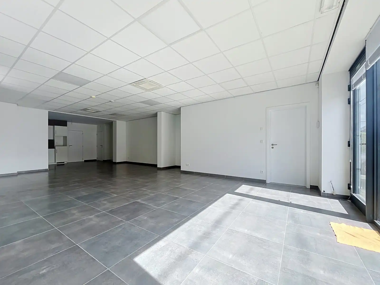 Handelspand te huur nabij het centrum van Tienen foto 3