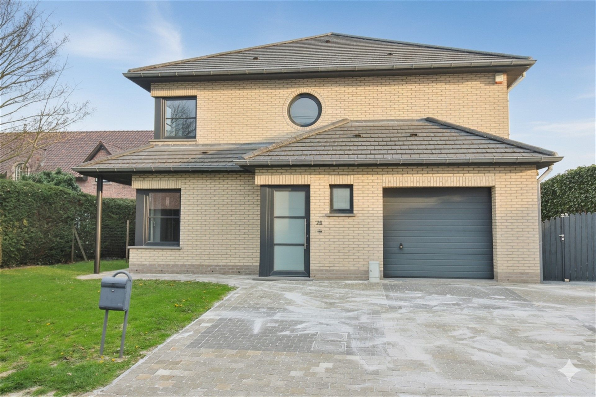 Rustig gelegen villa met ruime tuin foto {{pictureIndex}}