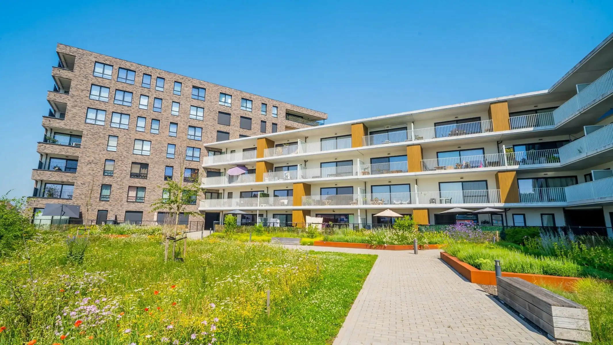 Instapklaar appartement met 2 slpks, terras en staanplaats foto 2