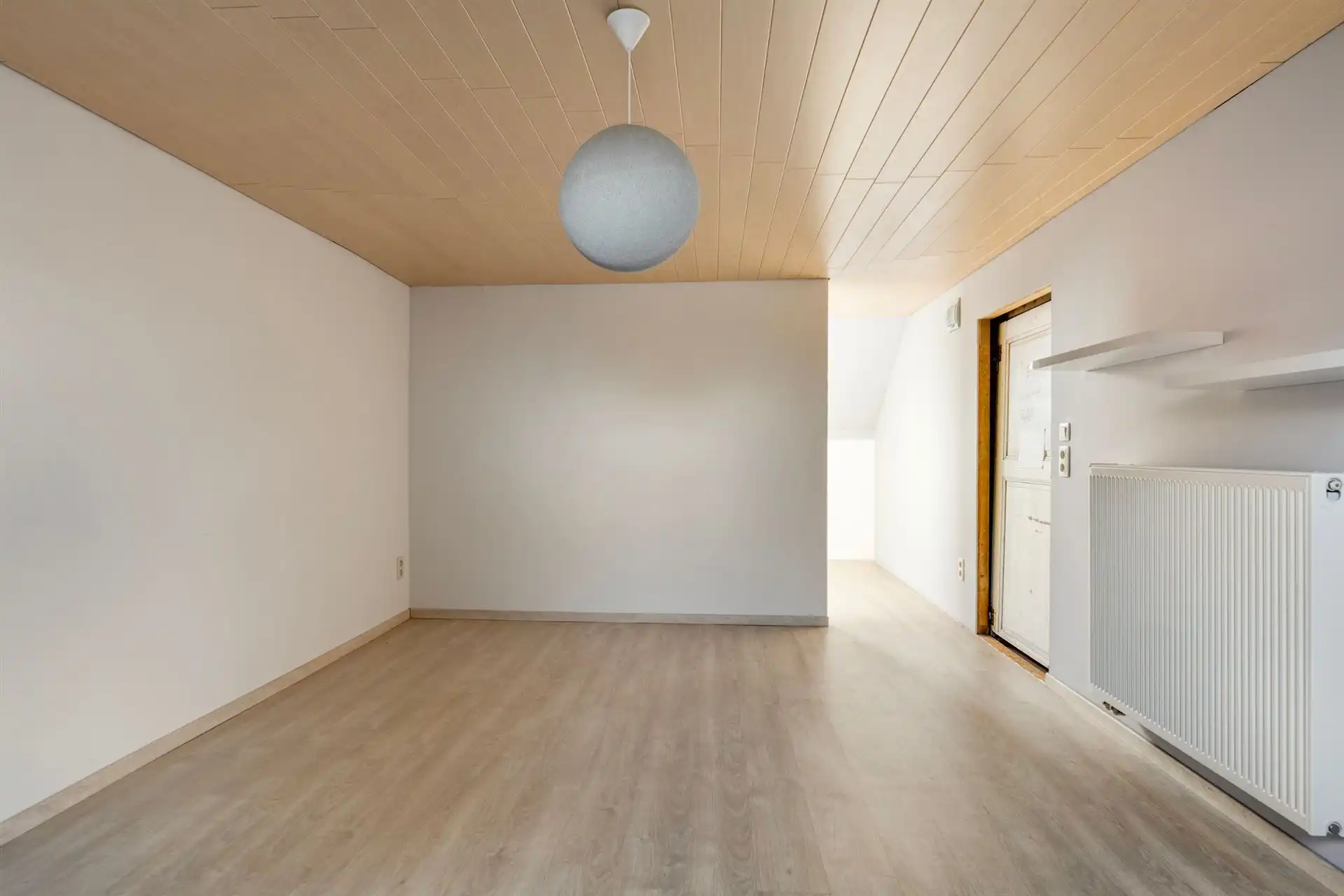 Te renoveren woning met veel potentieel foto 14