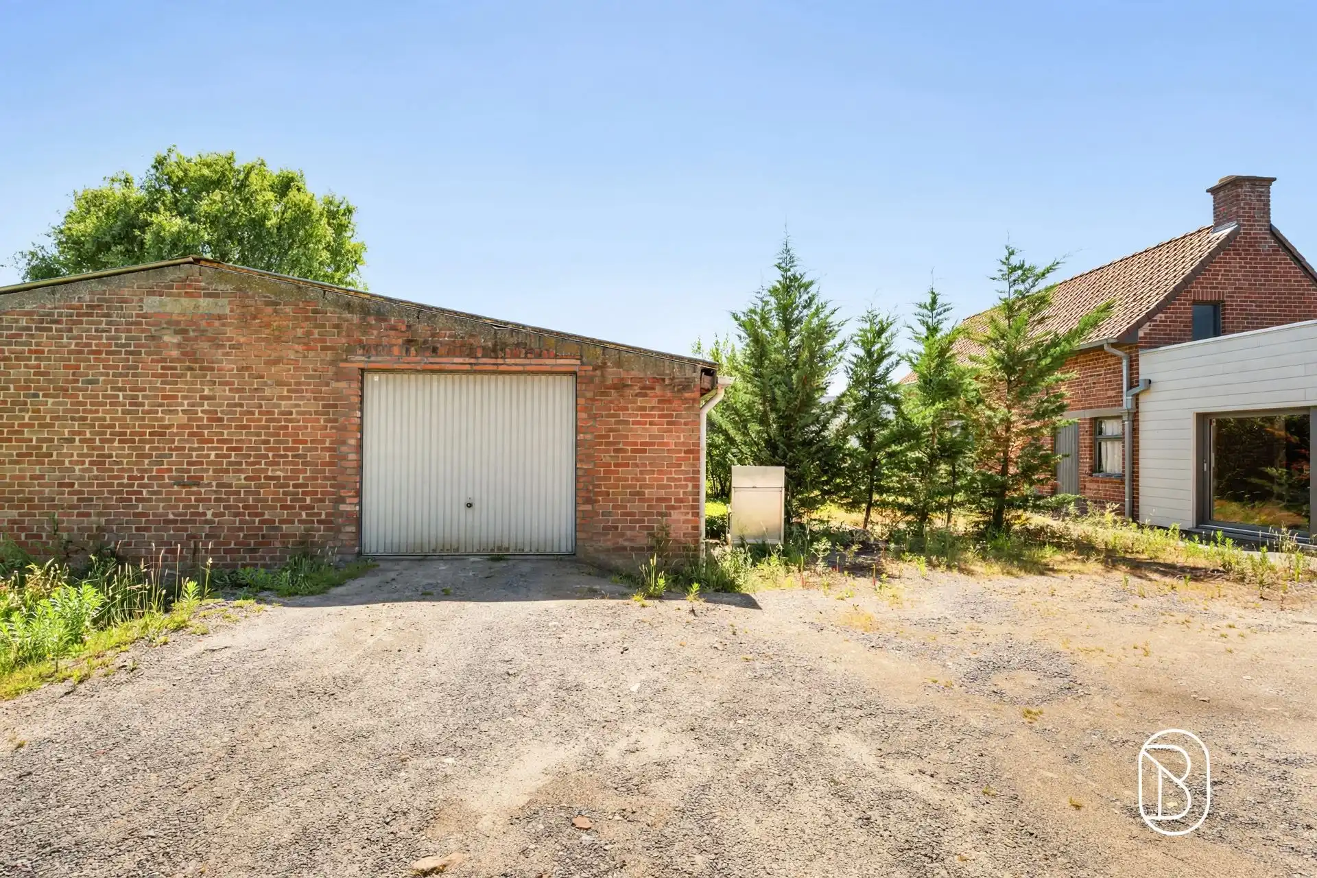 Toffe goedgelegen halfopen bebouwing met loods van 180m²! foto 2