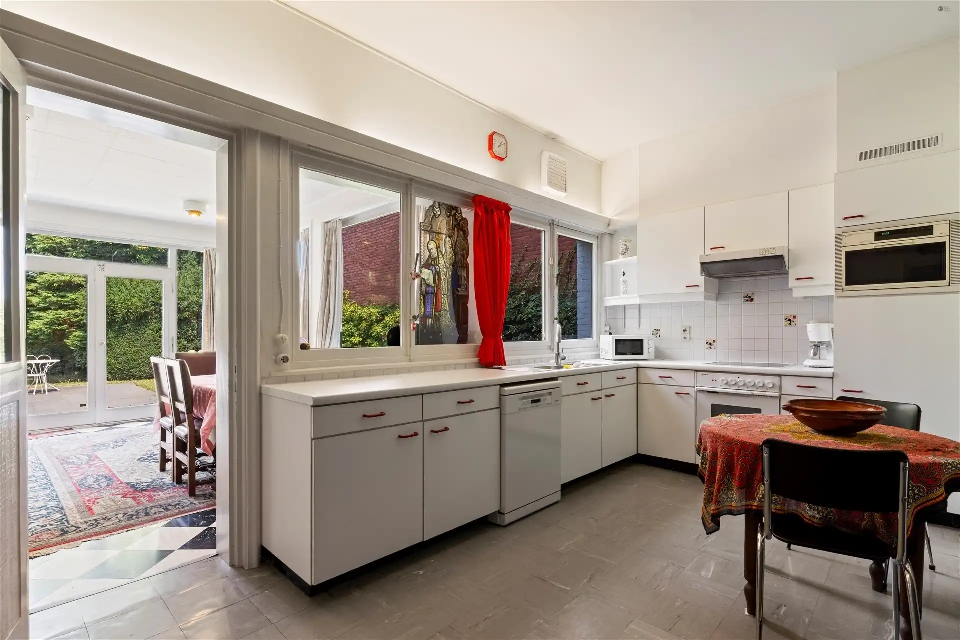 Voormalige dokterswoning, zeer unieke woning mt grote oppervlakten foto 13