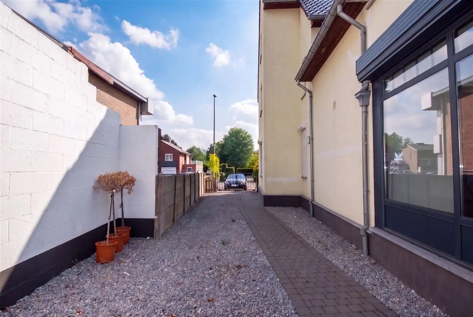Gelijkvloers appartement met 2 ruime slaapkamers, mooie veranda, tuintje en garage. foto 12