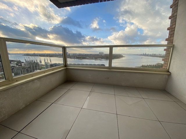 Ruime en gemeubelde penthouse op het trendy Eilandje. foto 17