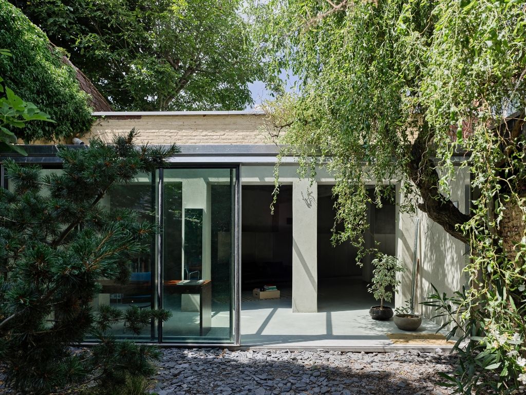 Uniqum - Architectuur tot op haar essentie. Een bijzonder doordacht brutalistisch appartement met tuin op een gegeerde locatie nabij het Sint-Pietersstation. foto 19