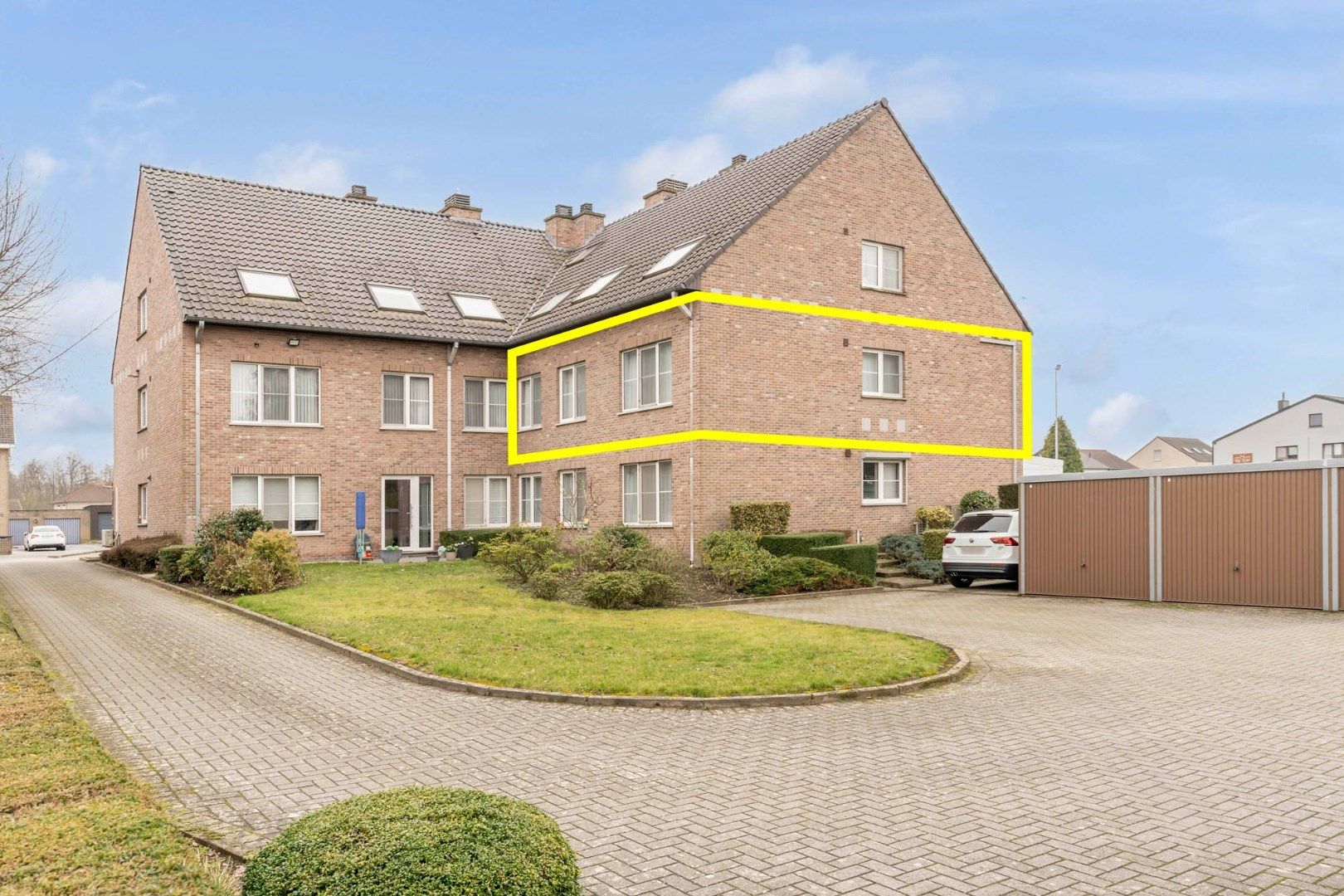 IN OPTIE - Zeer ruim en netjes verzorgd drie-slaapkamer appartement met kelder en garage te Schoonbeek - instapklaar ! foto 2