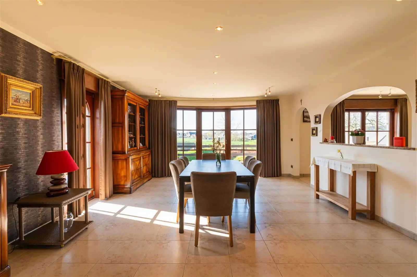 Ruime lichtrijke villa met tuin op 15are50 foto 2